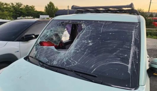 지난 7월28일 오후 울산의 한 주차장에서 살인미수 사건을 벌인 장형준씨가 타고 달아나려던 차량. 시민들은 차량을 맨몸으로 막고 소화기를 던지는 등 장씨의 도주를 제지했다. 연합뉴스