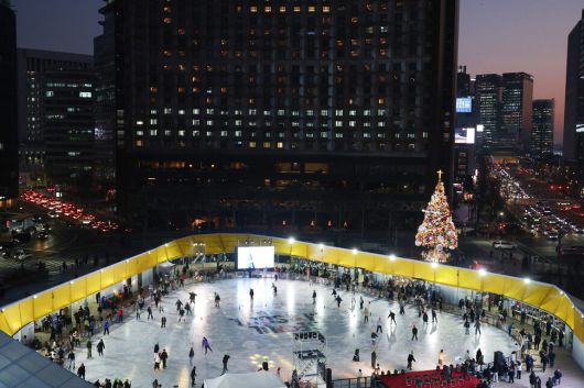 19일 개장한 서울광장 스케이트장에서 시민들이 스케이트를 타고 있다. 연합뉴스