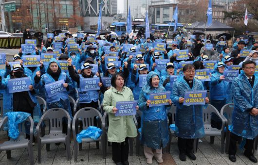 20일 오후 서울 종로구 보신각 광장에서 열린 1229 무안공항 제주항공 여객기 참사 1주기 서울시민추모대회에서 유가족과 참석자들이 진실규명과 책임자 처벌, 재발방지대책을 촉구하며 구호를 외치고 있다. 김태형 기자