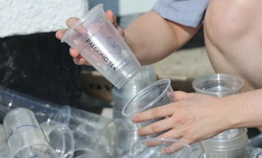 2023년 8월 서울환경연합 활동가들이 정부서울청사 앞에서 ‘일회용 컵 보증금제’ 전국 시행 촉구 기자회견을 마친 뒤 일회용 컵을 정리하고 있다. 연합뉴스