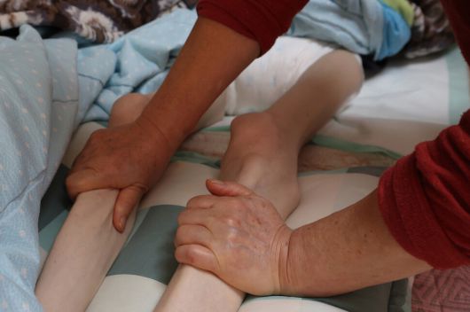 10일 오후 충남 보령시 자택에서 어머니 박정자씨가 자꾸 굽어가는 김선호씨의 다리를 펴기 위해 주무르고 있다. 최현수 기자 emd@hani.co.kr