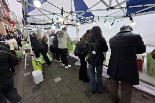24일 새벽부터 줄을 서 오전 10시30분께 ‘딸기시루’ 사기에 성공한 손님들이 먼 거리 이동을 위해 성심당 케익부띠끄 본점 옆쪽에 설치된 천막에서 방금 구매한 케이크를 보냉가방에 포장하고 있다. 최예린 기자