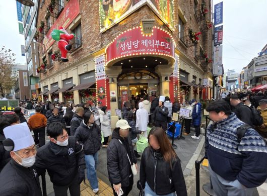 24일 오전 대전 중구 은행동 ‘성심당 케익부띠끄’ 본점 앞이 크리스마스 한정판 딸기시루를 사기 위한 사람들로 인산인해를 이루고 있다. 최예린 기자