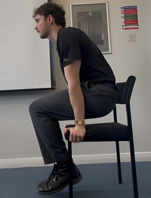 실험에서 욕설의 효과를 측정하기 위해 실시한 의자 푸시업 모습. 욕설을 한 사람들이 푸시업에서 버티는 시간이 11% 더 길었다. American Psychologist