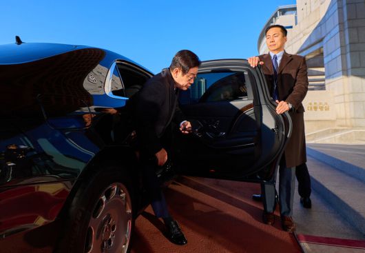 이재명 대통령이 26일 오전 서울 용산 대통령실 청사에서 마지막 출근을 위해 차량에서 내리고 있다. 대통령실 제공