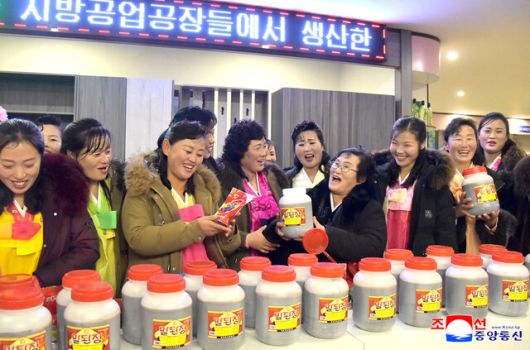 북한 최룡해 최고인민회의 상임위원장이 참석한 가운데 지난 21일 황해북도 곡산군 지방공업공장 준공식이 진행됐다고 조선중앙통신이 22일 보도했다. 연합뉴스