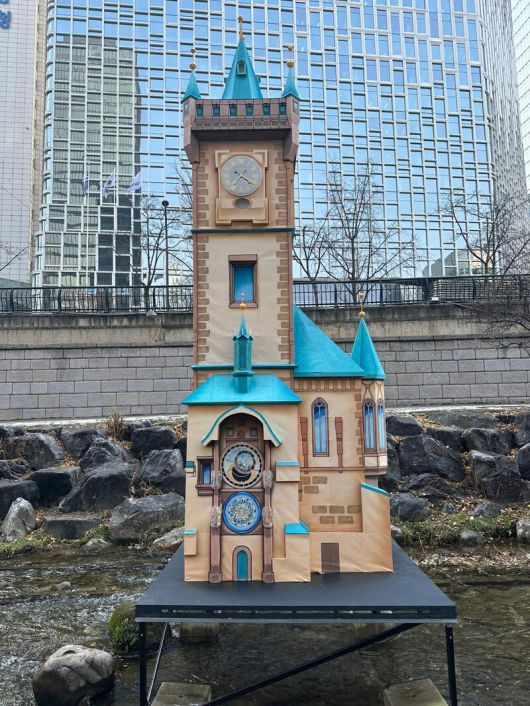 ‘2025 서울빛초롱축제’에 참여한 체코관광청 한국사무소와 프라하관광청이 설치한 프라하 구시청사 탑 조형물. 체코관광청 한국사무소 제공