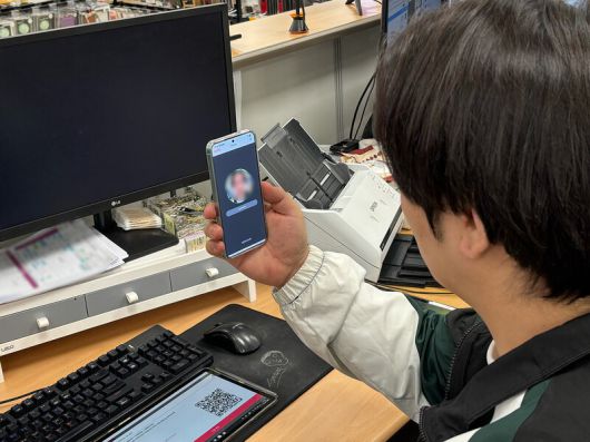 안면인증을 시도하는 모습. 채반석 기자