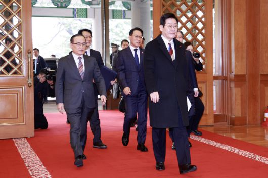 이재명 대통령이 29일 청와대에서 공식 근무를 시작했다. 이 대통령이 이날 오전 청와대 본관에 도착해 위성락 국가안보실장, 김용범 정책실장 등과 입장하고 있다. 청와대사진기자단