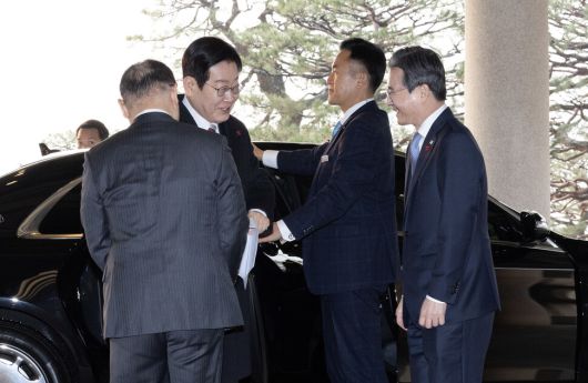 이재명 대통령이 29일 오전 청와대 본관에 도착해 김용범 정책실장(오른쪽)과 인사하고 있다. 왼쪽은 위성락 국가안보실장. 청와대사진기자단