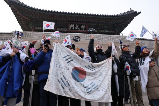 이재명 대통령 차량행렬이 29일 서울 종로구 청와대 정문으로 들어가자 경복궁 신무문 앞에 모인 지지자들이 환호하고 있다. 청와대사진기자단