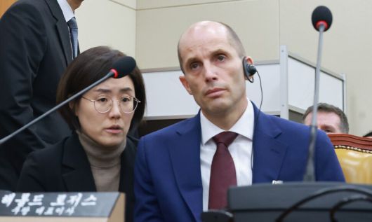 30일 국회에서 열린 쿠팡 침해사고 및 개인정보 유출, 불공정 거래, 노동환경 실태 파악과 재발 방지 대책 마련을 위한 청문회에서 박대준 전 쿠팡 대표이사가 의원 질의에 답한 뒤 자리로 돌아가고 있다. 오른쪽은 해롤드 로저스 쿠팡 대표이사. 연합뉴스