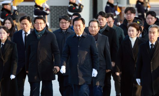 정청래 더불어민주당 대표가 새해 첫날인 1일 서울 동작구 국립서울현충원 현충탑으로 향하고 있다. 연합뉴스