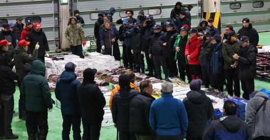 2일 오전 인천 중구 수협중앙회 인천공판장에서 새해 첫 경매가 진행되고 있다. 연합뉴스