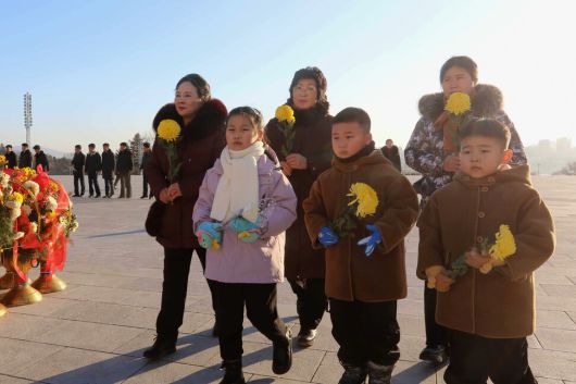 지난 1일 새해 첫날 북한 평양 만수동산에서 시민들이 김일성과 김정일 전 북한 지도자에게 경의를 표하기 위해 동상을 향해 걸어가고 있다. 평양/AP 연합뉴스
