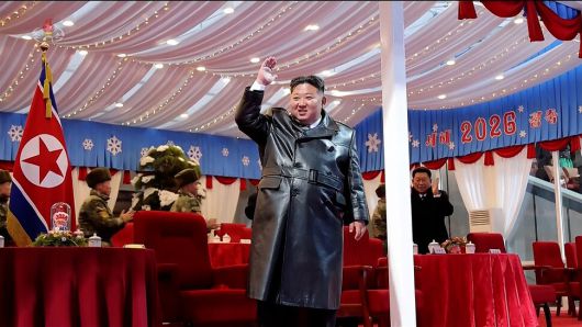 김정은 북한 국무위원장이 지난 1일 평양 5월1일 경기장에서 열린 2026년 신년경축공연에서 관중들에게 손을 흔들고 있다. 평양/조선중앙 텔리비전 화면 갈무리 연합뉴스