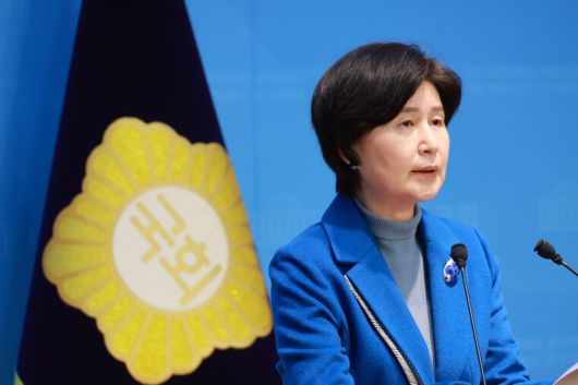 더불어민주당 백혜련 의원이 2일 국회 소통관에서 원내대표 보궐선거 출마를 선언하고 있다. 연합뉴스