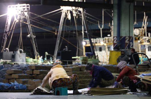 2일 오전 국내 최대 산지 위판장인 부산 서구 부산공동어시장에서 작업자들이 새해 첫 경매를 앞두고 현장을 정리하고 있다. 연합뉴스