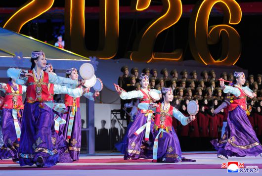 2026년 새해를 앞두고 지난 31일 밤 평양 5월1일 경기장에서 대규모 신년 경축행사가 열리고 있다. 평양/조선중앙통신 연합뉴스