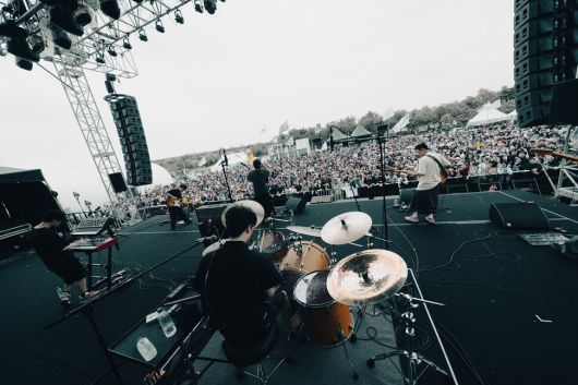 2025년 8월 인천 송도에서 열린 인천펜타포트 락 페스티벌에서 데카당이 공연을 펼치고 있다. 래프터스 제공