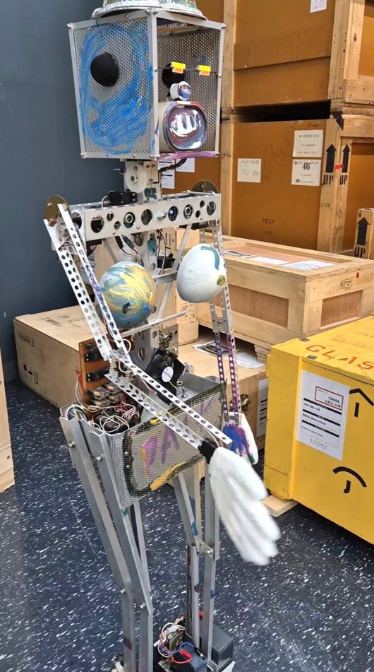 경기 백남준아트센터에서 복원한 백남준의 로봇 작품 ‘케이456’의 최근 구동 장면. 백남준아트센터 제공