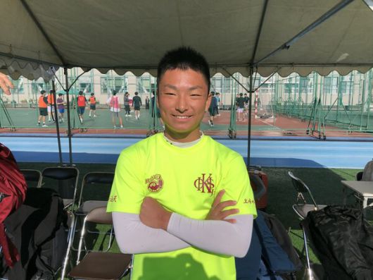 훈련에 참여한 오사카조선중급학교 3학년 김유선은 오사카조고로 진학할 것이라고 했다. 몸이 탄탄하고 수줍어하는 그는 북한을 공화국이라고 했는데, 유니폼 양쪽에는 ‘일념통천’이 한자로, ‘오사까중급’이 한글로 쓰여있다.