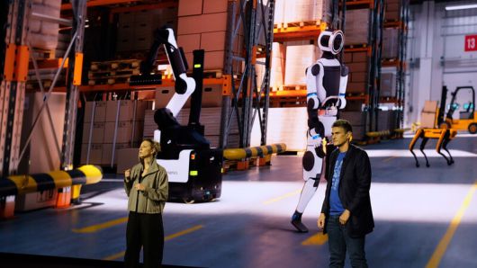 보스턴다이나믹스 아야 더빈(Aya Durbin·왼쪽) 휴머노이드 응용전략 담당, 보스턴다이나믹스 잭 재코우스키(Zachary Jackowski·오른쪽) 산업 현장에서 아틀라스 적용 경험에 관해 설명하고 있다. 이재호 기자 ph@hani.co.kr