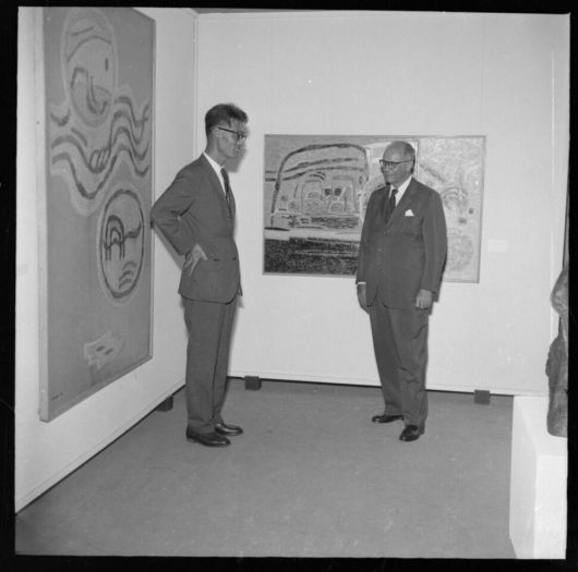 1963년, 상파울루 비엔날레 한국관에 내걸린 자신의 출품작 ‘섬의 달밤’ ‘운월’ 앞에서 비엔날레 창립자 치칠로 마타라초와 이야기를 나누고 있는 김환기 작가. © Fundação Bienal de São Paulo 환기미술관 제공