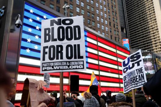 트럼프 대통령이 미국이 베네수엘라를 통치(run)하고 베네수엘라에 매장된 석유를 활용할 것이라고 밝힌 3일 뉴욕 타임스퀘어에서 전쟁 반대 시위가 벌어지고 있다. 사람들이 ‘석유를 위한 전쟁 반대’ ‘카리브해에서 미국은 나가라’ 등의 손팻말을 들고 서 있다. AFP연합뉴스