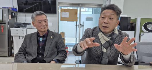 김동진·최시선 훈민정음 특별시 청주 만들기 추진위원(오른쪽부터)이 훈민정음 창제 관련 청주와 세종의 인연을 설명하고 있다. 오윤주 기자