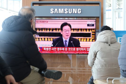 7일 시민들이 서울역 대합실에서 이재명 대통령의 중국 상하이 현지 기자간담회 중계방송을 지켜보고 있다. 연합뉴스