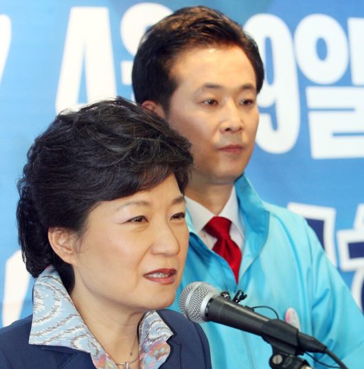 2008년 3월21일 박근혜 한나라당 전 대표가 군포 유영하 후보 선거사무실 개소식에서 인사말을 하고 있다. 연합뉴스