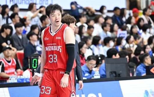 신뢰의 힘을 보여준 울산 현대모비스 이승현(사진 앞) 선수와 양동근 감독. 프로농구연맹 제공