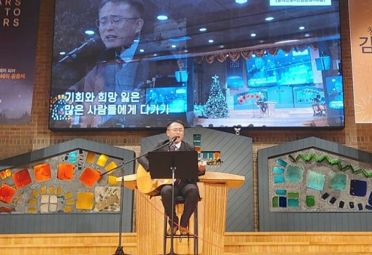 이영호 팀장은 대학에서 통기타 동아리 활동을 시작해 지금도 본인이 매주 나가는 교회 주일예배 시간에 기타 세션을 맡고 있다. 2017년 11월 CBS ​기독교방송에서 주죄한 제28회 크리스천 뮤직페스티벌에 참여해 ‘주의 품’이라는 노래를 부르기도 했다. 본인 제공