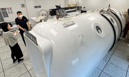 김련 전담간호사(오른쪽)와 병원관계자가 고압산소치료센터 장비들을 점검하고 있다.