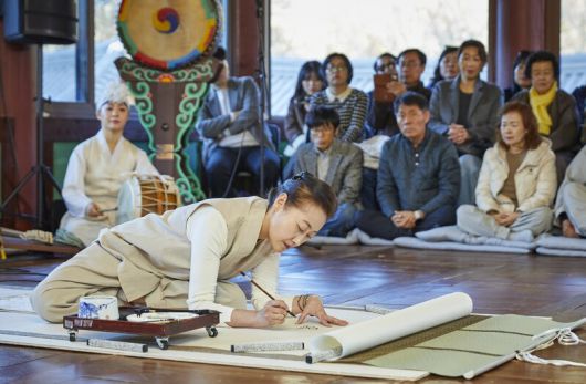 지난해 11월29일 ‘산중문답’, 용흥사 동종의 보살상을 옮겨 그리는 불화 장인 ‘불화장 이채원’. 임석환의 수제자로 불화장 전승교육사다. 불화장에게 붓은 몸이 사유에 잠기는 방식이다. 관객과 함께 ‘관불삼매’(觀佛三昧: 불화를 보며 수행하는 참선)에 들었다. 담양군문화재단 제공