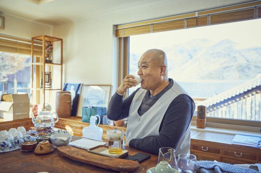 끽다거(喫茶去: 차 한잔 마시고 가라)하는 ‘따거’(大兄)같은 덕유 스님(용흥사 주지). ‘사람 읽어주는 스님’인데, 세탁기의 사용법도 법문처럼 매달렸다. 사찰에 머무는 모든 이의 ‘뽀송뽀송’을 실천하다 ‘통돌이 도사’가 되었다. 담양군문화재단 제공