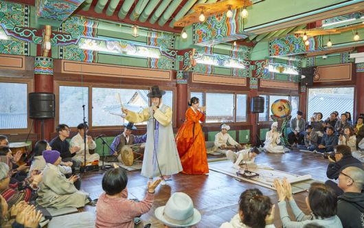 경기소리꾼 우지민은 전남 담양에 내려와 ‘선궁전통예술단’을 꾸리며 전국을 오간다. ‘밀양아리랑’, ‘군밤타령’ 등을 부르며 관객을 쥐락펴락했다. 적벽가를 부른 동생 우정문까지 가세해, 관객과 함께 ‘진도아리랑’을 부르니, 모두가 송주법사가 되었다. 담양군문화재단 제공