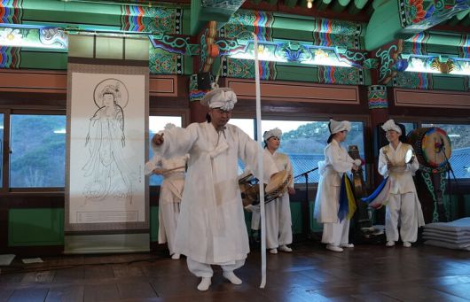 지난해 11월29일 ‘산중문답’ 보살상을 걸어 올리니 합장과 환호가 터졌다. 우리 시대 유랑의 춤꾼 김운태가 판을 막기 위해 ‘채상소고춤’으로 나섰다. 서 있을 뿐인데, 흥이 흥건하다. 미동 끝에 질풍노도로 허공에 둥실 떠, 판을 막았다. 담양군문화재단 제공