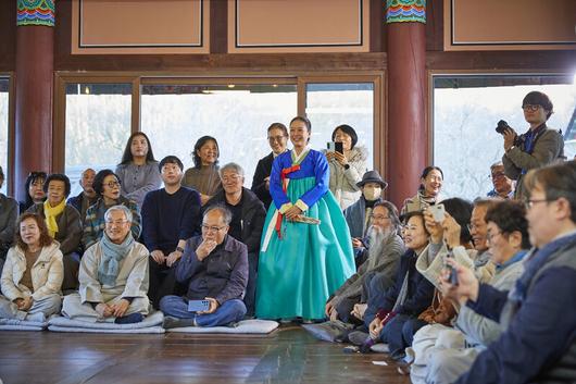 용구루의 객석에 인물 병풍이 수려하다. 이지형(가운데 한복)은 굿판과 춤판, 오페라와 발레까지 찾는 마니아다. 사설지름시조 ‘태백산하’를 법도에 맞는 당찬 소리로 불렀다. 부장판사에서 퇴직해, 법학전문대학원 교수로 있다. 담양군문화재단 제공