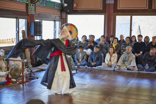 고연세의 ‘승무’는 산처럼 정중한 병법 같은 무법이다. 사방을 구분해 장삼 자락을 뿌리고, 팔괘로 세분해 무대를 밟아 나갔다. 재일 한국인 3세로 태어나 일본의 대학에서 연극·무용을 전공하고, 남원의 명무 조갑녀의 춤을 정명희로부터 사사했다. 담양군문화재단 제공