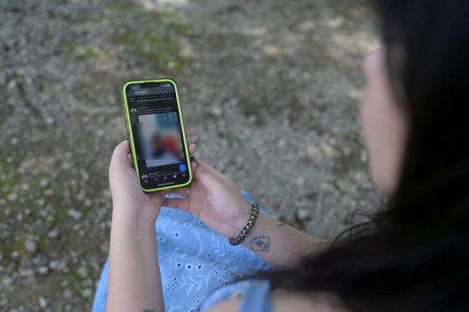 3일 브라질 리우데자네이루주에 거주하는 한 뮤지션이 로이터통신과의 인터뷰 중 자신의 사진이 있는 소셜미디어 엑스 화면을 보여주고 있다. 그녀는 일론 머스크의 소셜미디어 플랫폼 엑스에 내장된 챗봇 그록이 자신이 게시한 사진의 편집을 요청한 사용자들에게 거의 나체에 가까운 자신의 이미지를 생성해줬다는 사실을 나중에야 알게 됐다. 로이터 연합뉴스