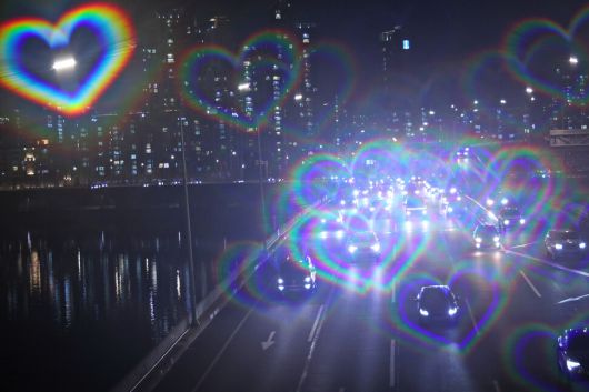 서울 마포대로에서 바라본 강변북로 위로 전조등을 켠 차들이 달리고 있다. 사진은 하트무늬 회절필름을 이용해 찍었다. 이것은 빛을 회절시켜 단순히 무지개 스펙트럼을 보여주는 것뿐 아니라 하트 모양이 빛 속에 나타나도록 디자인된 특수 회절필름이다. 백소아 기자 thanks@hani.co.kr