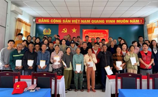 9일 카인럼 마을에서 열린  \'카인럼학살 기념관 건립 및 위령비 개보수 지원금’ 전달식이 끝난 뒤 유가족과 평화기행단이 함께 기념촬영을 했다. 한베평화재단 제공