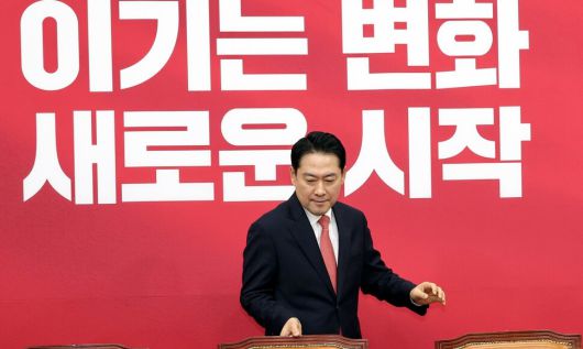 장동혁 국민의힘 대표가 12일 국회에서 열린 최고위원회의에 참석하고 있다. 윤운식 선임기자 yws@hani.co.kr