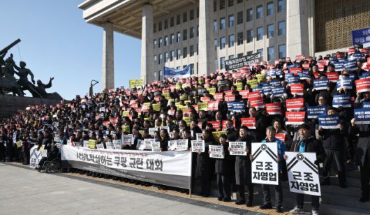지난 1월7일 서울 여의도 국회 본청 앞 계단에서 자영업자와 정치인, 시민사회 활동가들이 모여 ‘자영업 말살하는 쿠팡 규탄 대회’ 열고 구호를 외치고 있다. 윤운식 선임기자 yws@hani.co.kr
