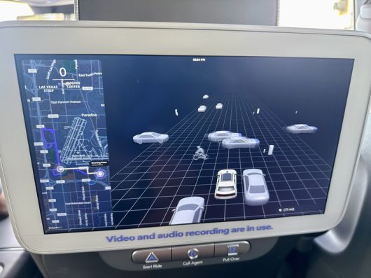 모셔널의 무인 로보택시 뒷좌석에 탑승하면 주행 경로와 로보택시가 라이다·레이다·카메라로 인식하는 주변 환경을 확인할 수 있다.