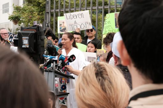 미국 캘리포니아주 로스앤젤레스의 의류 창고에서 일하던 멕시코 오악사카 지역 토착민 사포텍 공동체 출신 14명이 2025년 6월6일 이민세관단속국(ICE)에 ‘납치’된 뒤 이들의 석방 운동을 위해 꾸려진 ‘루차 사포테카’(Lucha Zapoteca·사포텍의 투쟁)가 같은 달 기자회견을 열고 있다. 루차 사포테카 제공