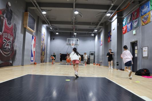 다양한 운동을 배우면서 신체 협응력과 체력을 키우는 아이들. 위밋업스포츠 제공