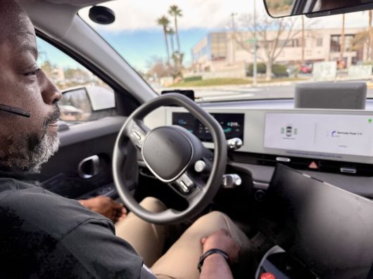 8일(현지시각) 미국 라스베이거스에서 기자가 탑승한 모셔널의 무인 로보택시가 운전자의 조작 없이 운행하고 있다.